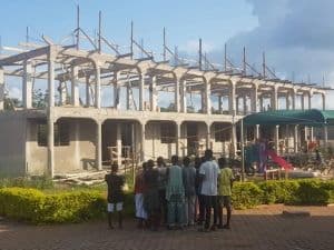 Kinderen krijgen rondleiding Junior High School